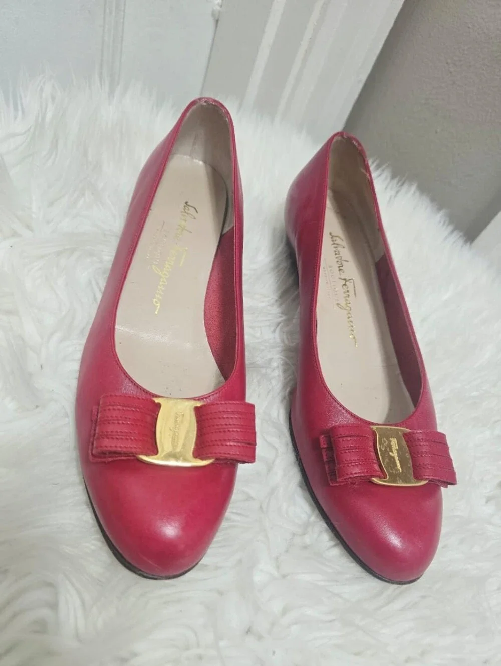 Salvatore Ferragamo Red Vara Ribbon Round-Toe Pumps Women's Size 7.5B